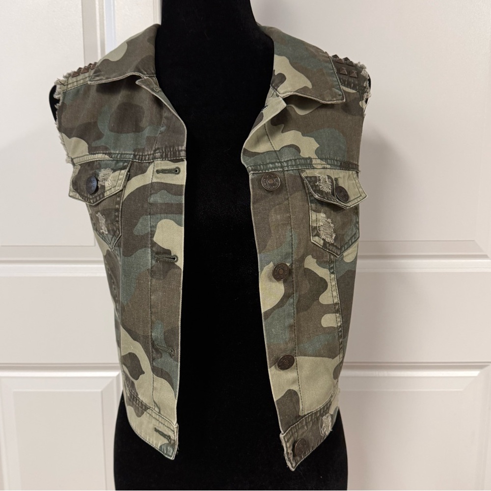 New Look Distressed Cropped Camo Vest